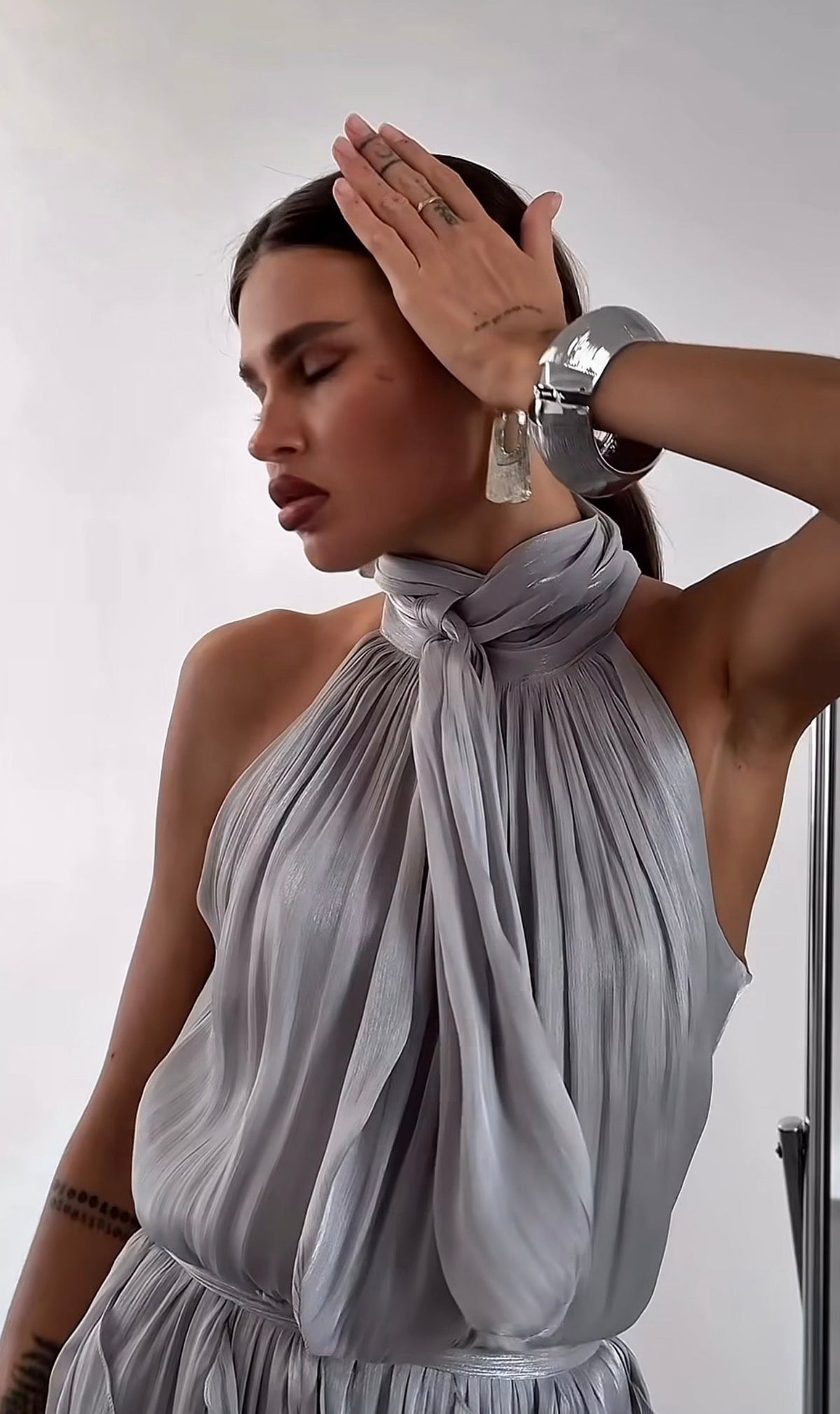 Yarelis | Vestido Maxi con Volantes y Cuello Halter