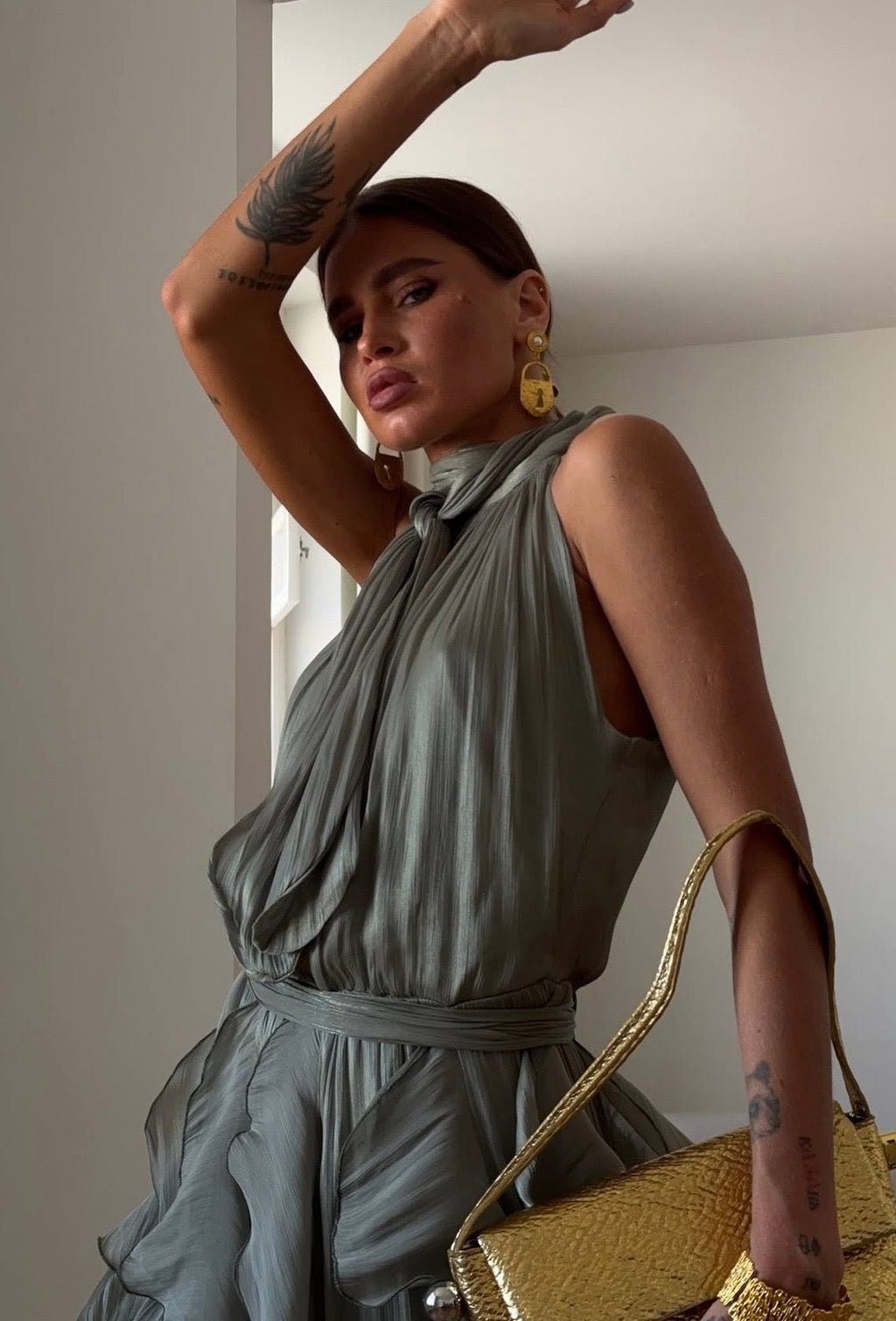 Yarelis | Vestido Maxi con Volantes y Cuello Halter