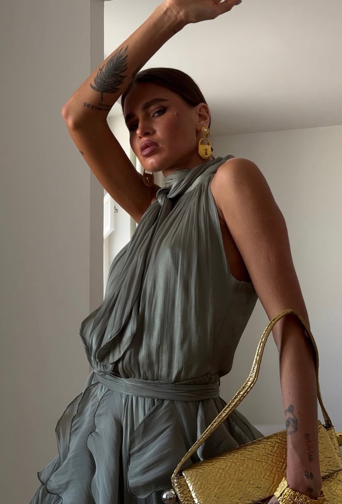 Yarelis | Vestido Maxi con Volantes y Cuello Halter