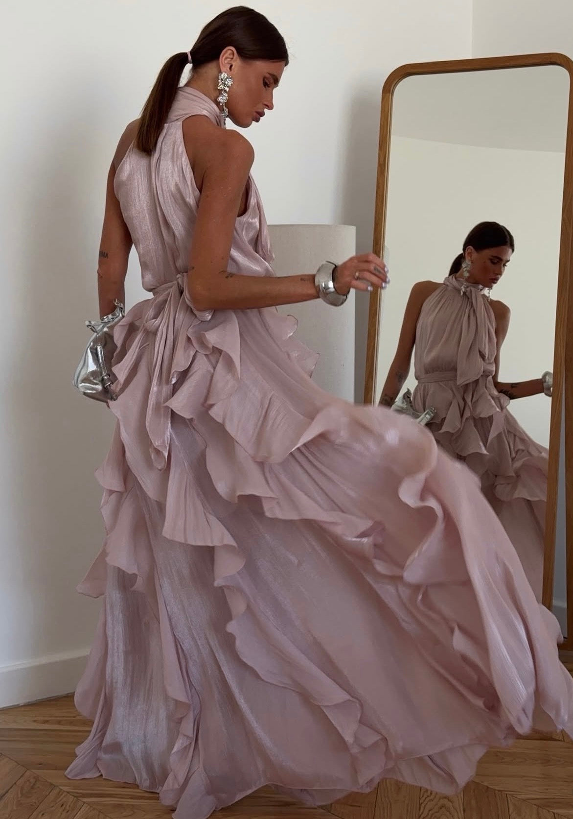 Yarelis | Vestido Maxi con Volantes y Cuello Halter