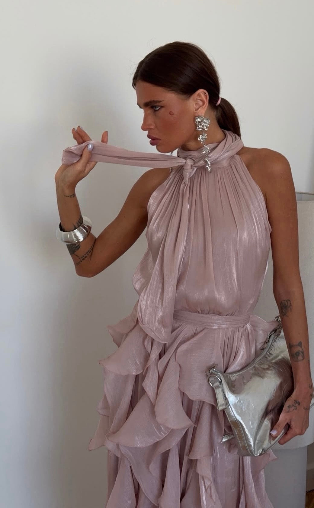 Yarelis | Vestido Maxi con Volantes y Cuello Halter