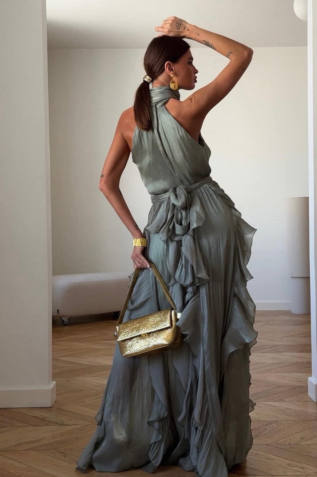 Yarelis | Vestido Maxi con Volantes y Cuello Halter