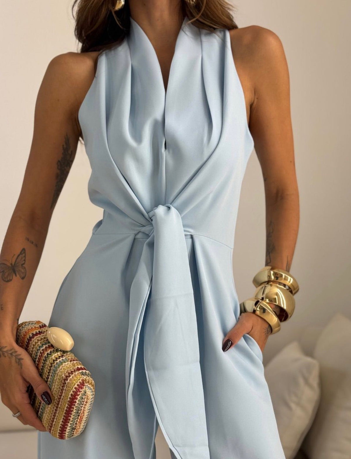 Xiomara | Mono Elegante con Lazo al Frente